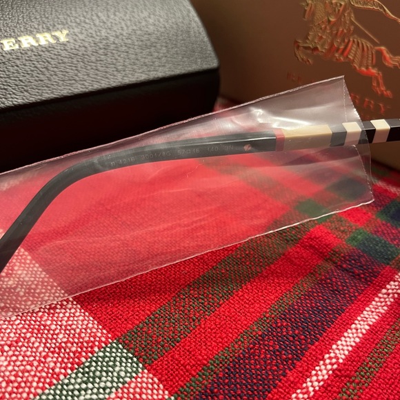 Brand New Burberry Sunglasses - Picture 4 of 5